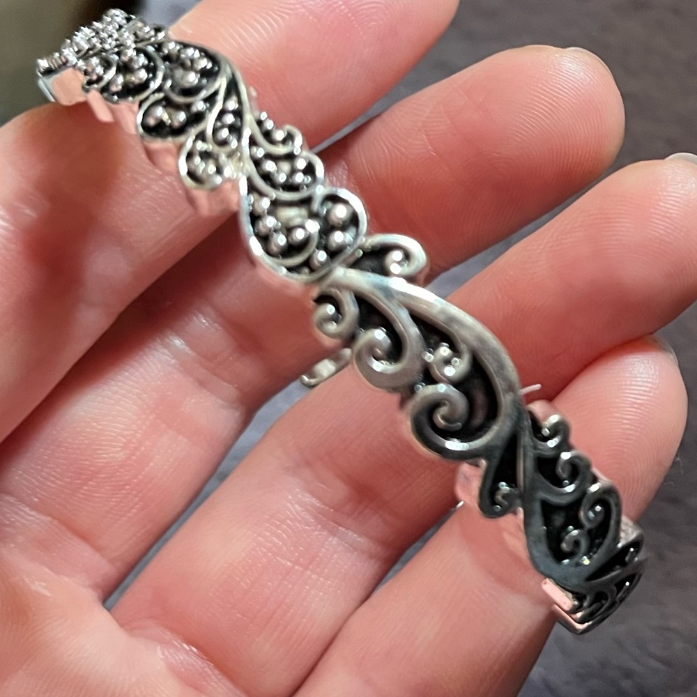 Silver elastic stretch bracelet. - Picture 3 of 3